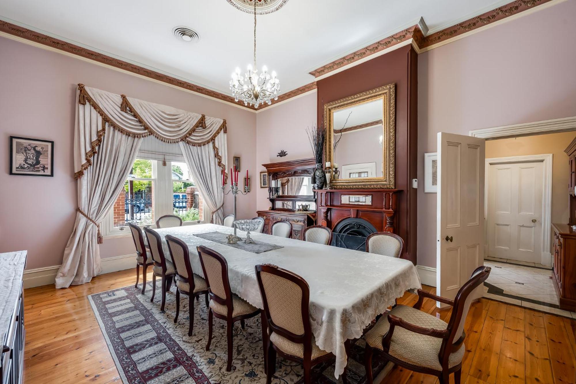 The Red Door: Expansive Home/Pool/4 BR w Ensuites