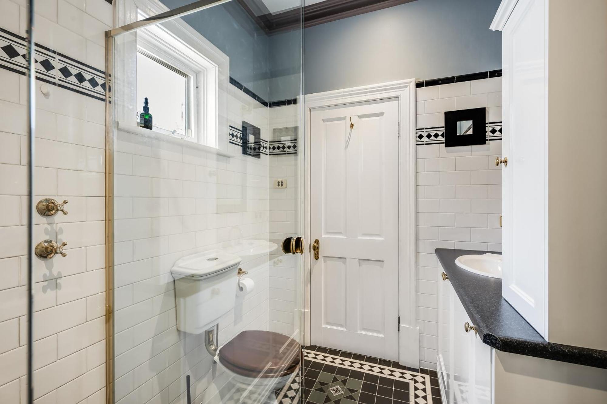The Red Door: Expansive Home/Pool/4 BR w Ensuites