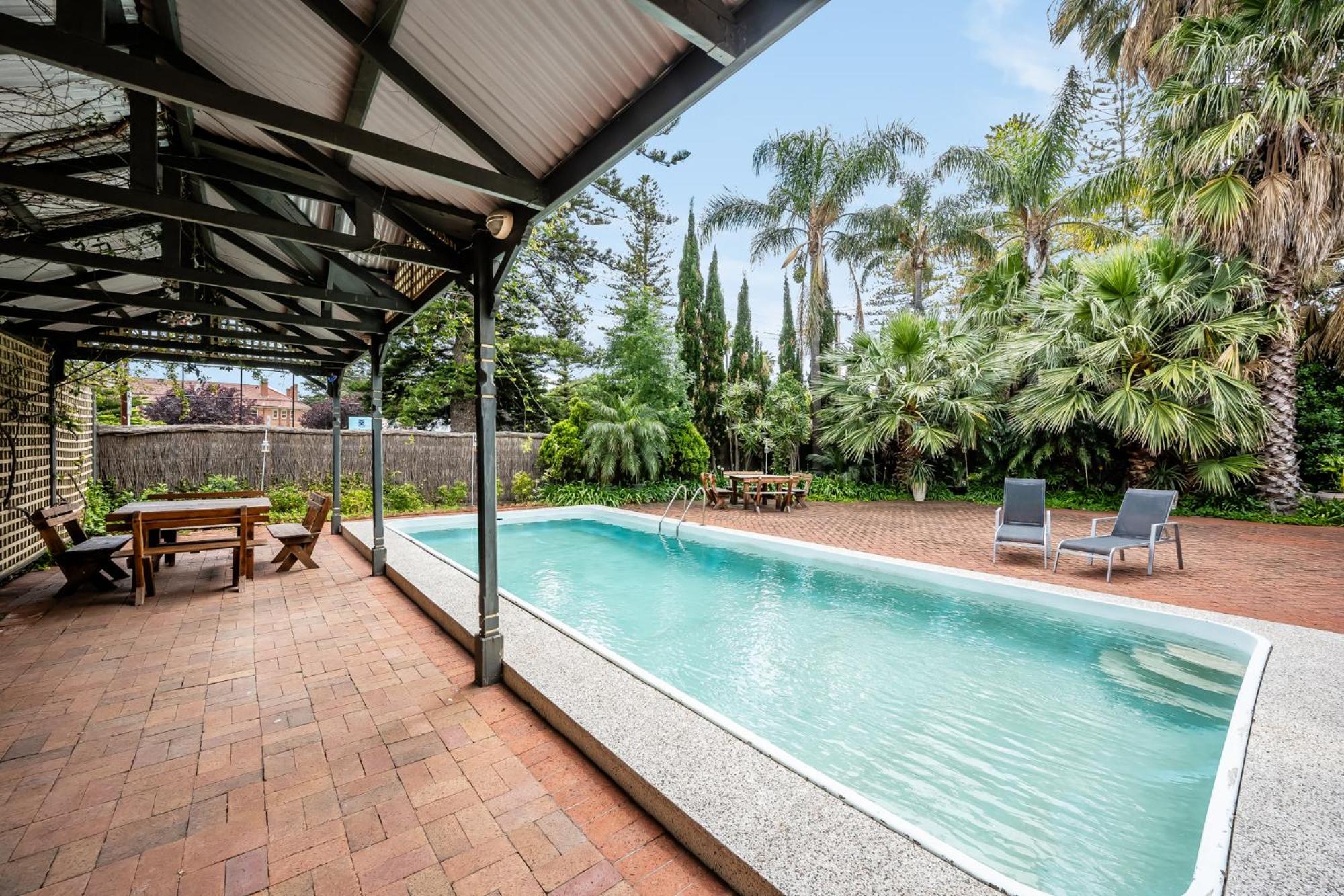 The Red Door: Expansive Home/Pool/4 BR w Ensuites