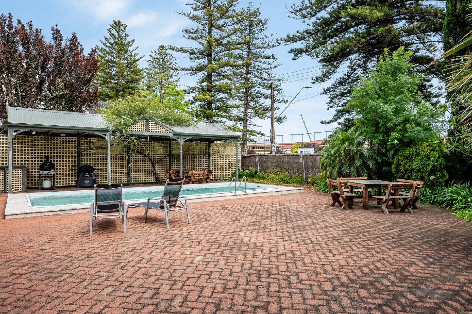The Red Door: Expansive Home/Pool/4 BR w Ensuites