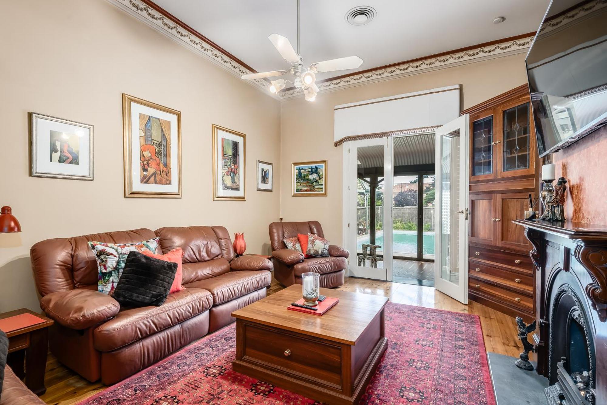 The Red Door: Expansive Home/Pool/4 BR w Ensuites