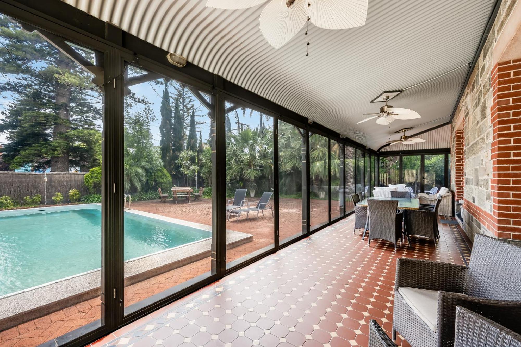 The Red Door: Expansive Home/Pool/4 BR w Ensuites