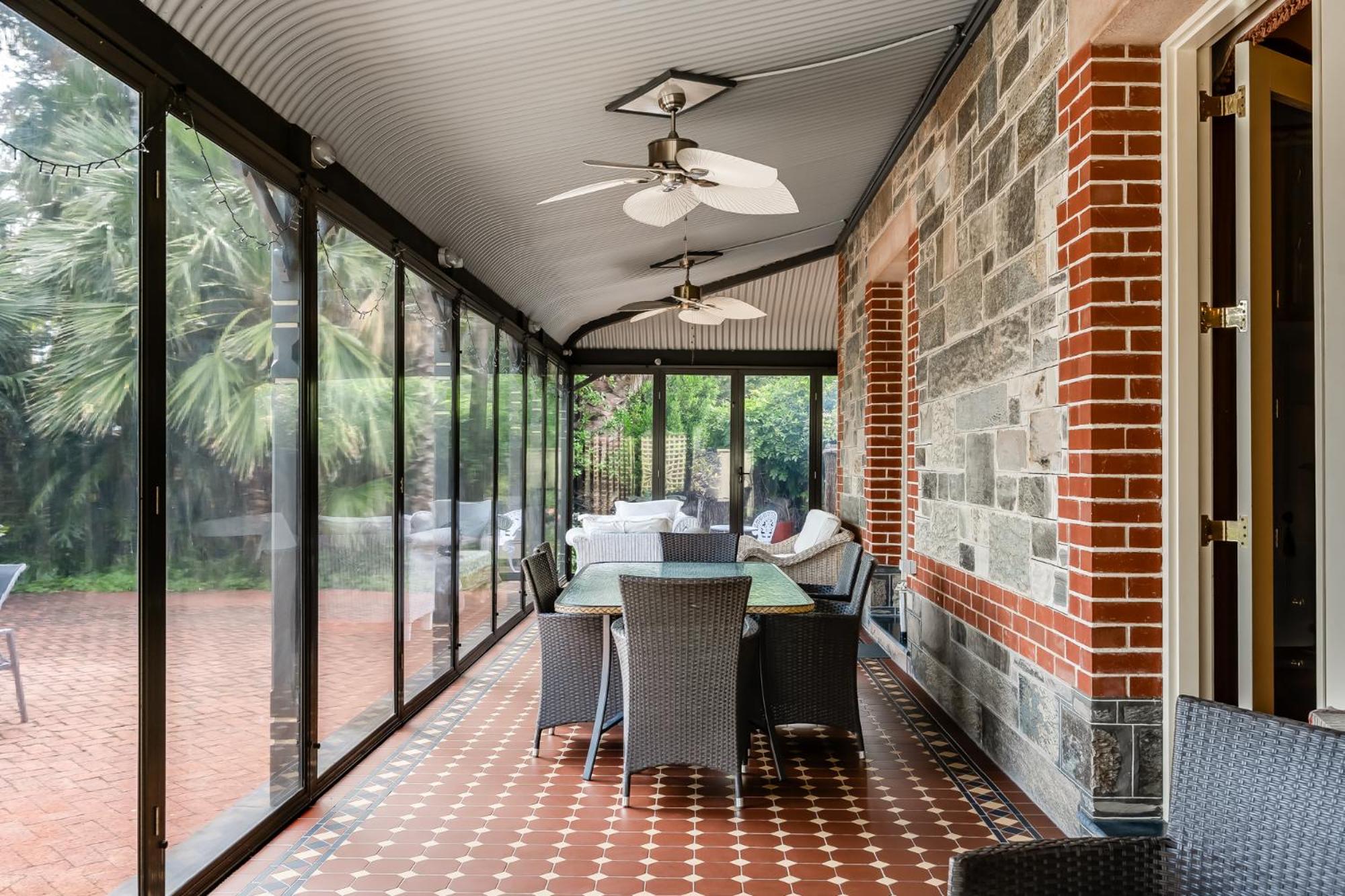 The Red Door: Expansive Home/Pool/4 BR w Ensuites