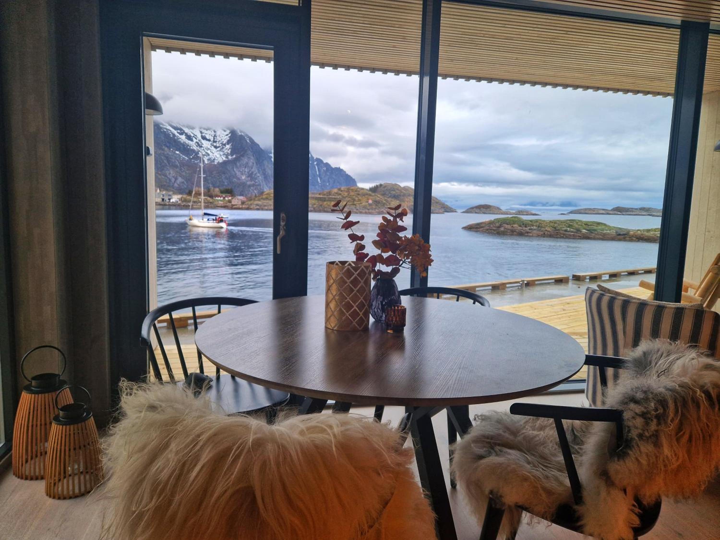 Seafront apartment Henningsvær