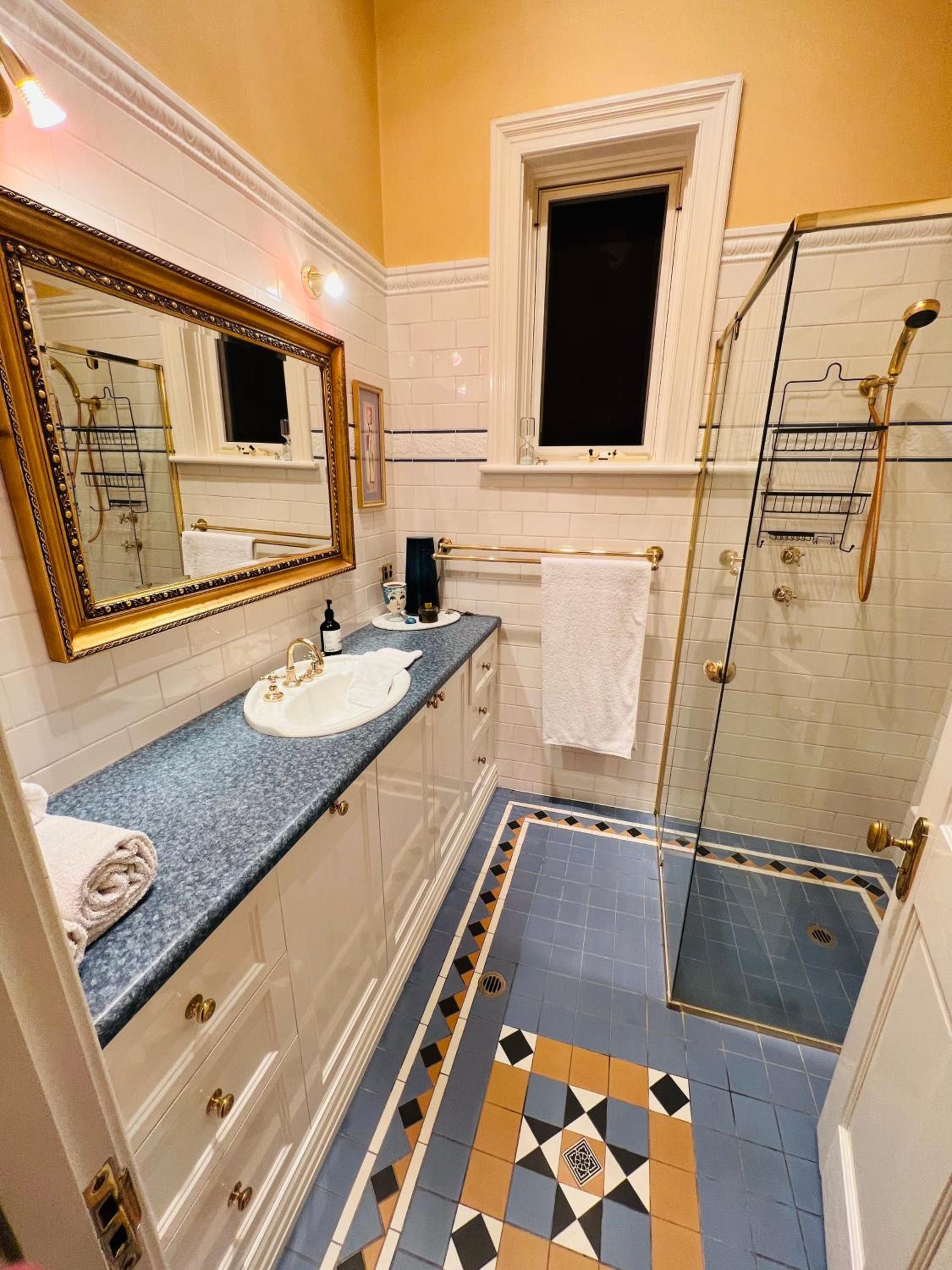 The Red Door: Expansive Home/Pool/4 BR w Ensuites