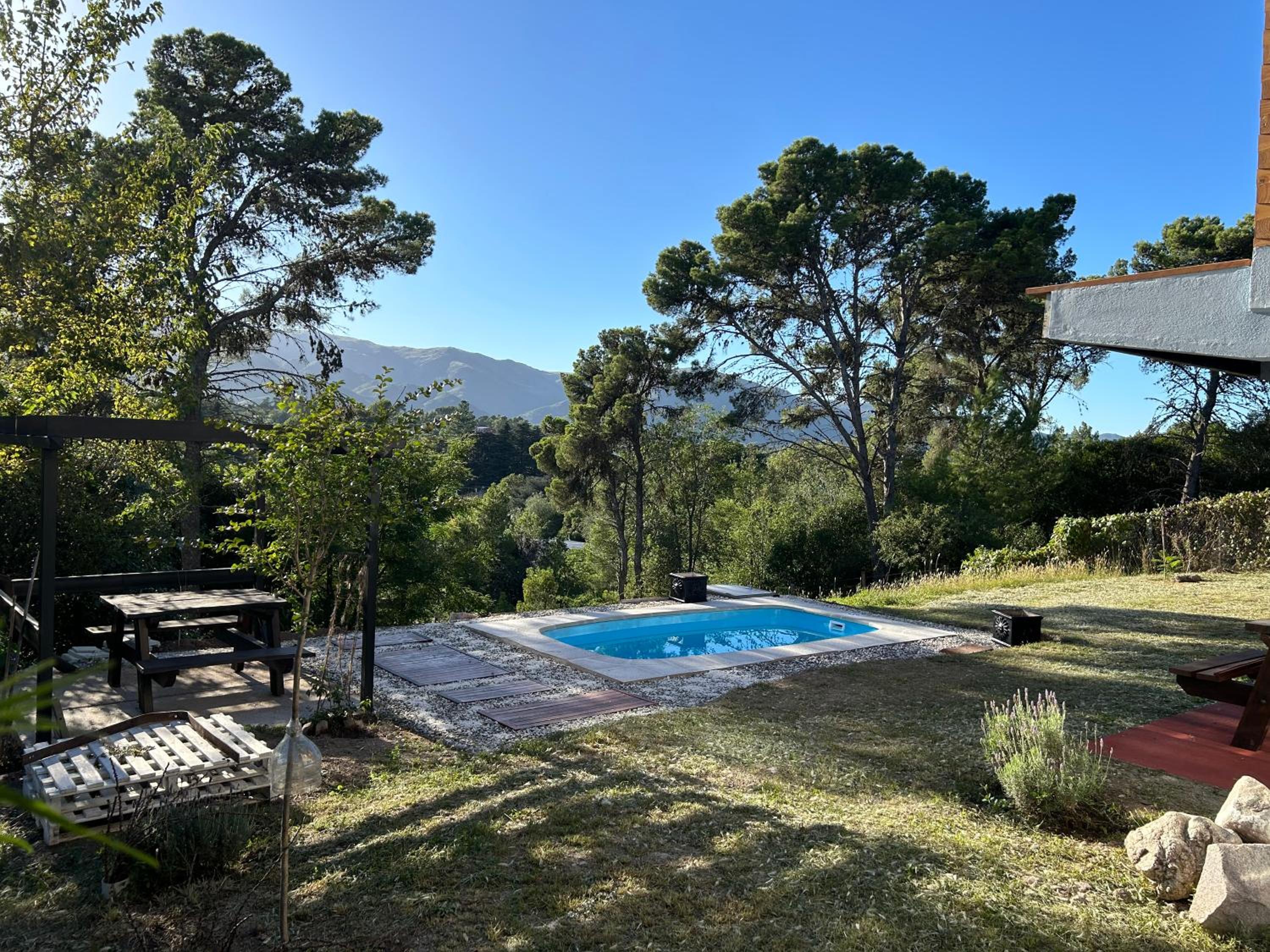 Casa y cabaña vista a las sierras