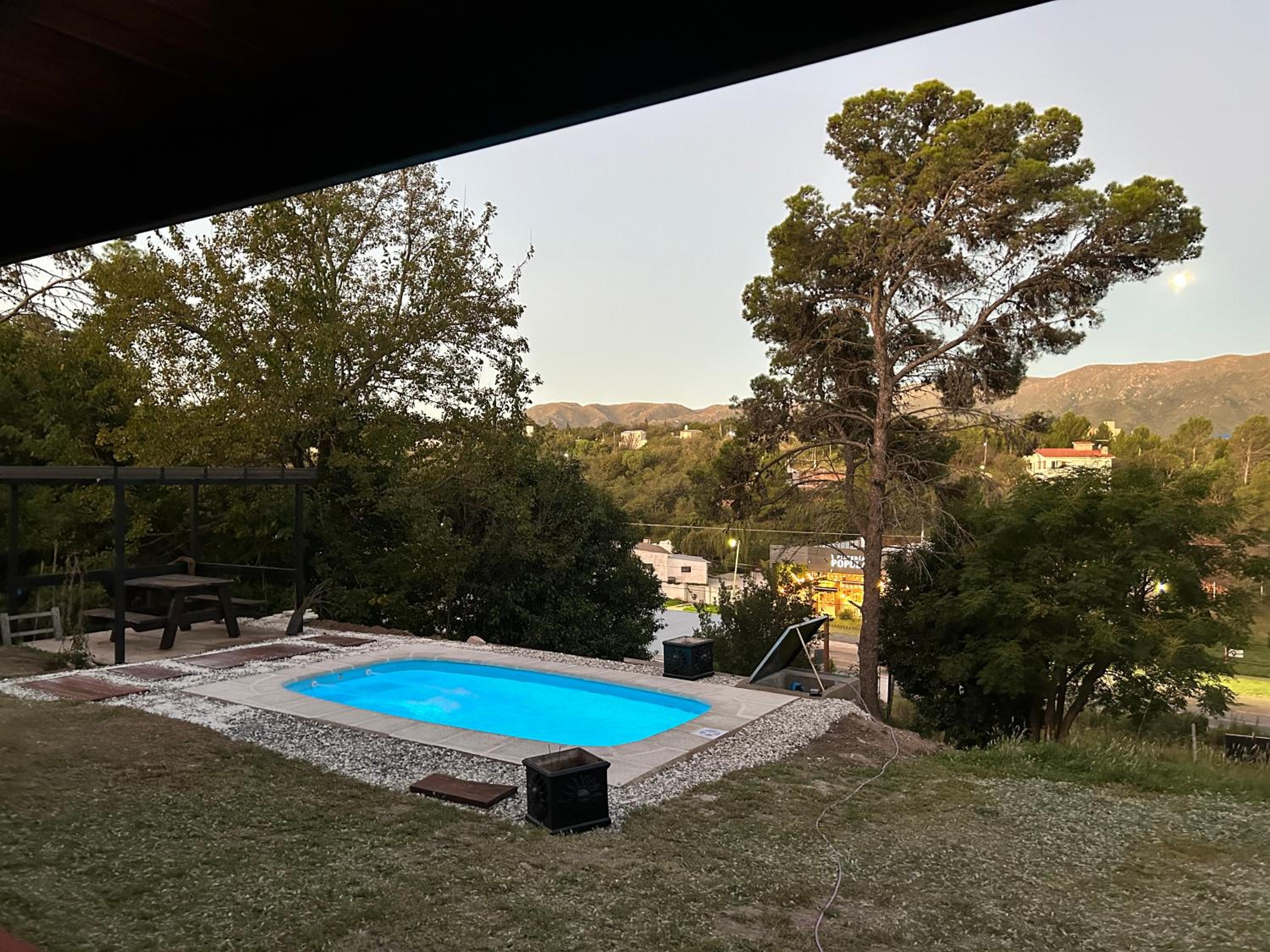 Casa y cabaña vista a las sierras