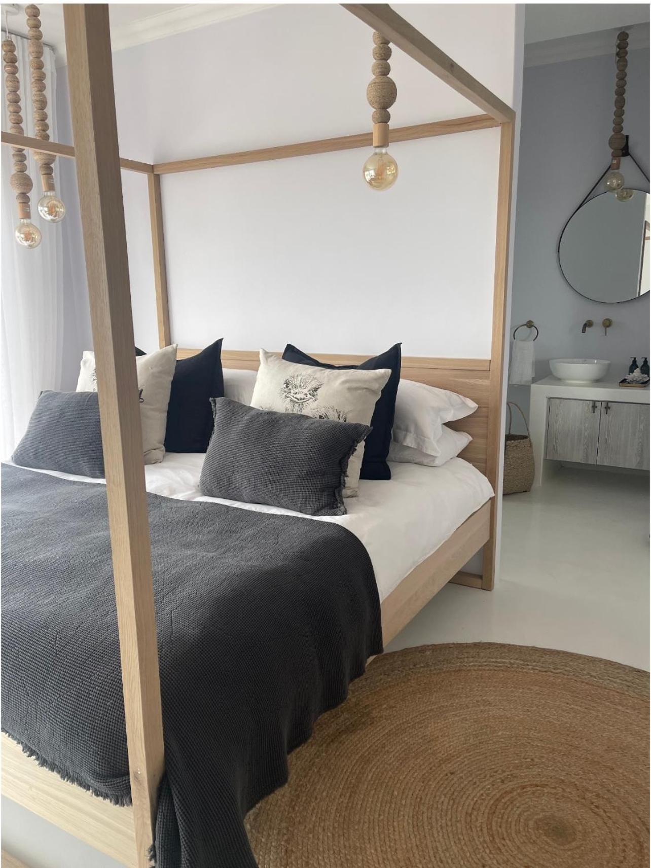 105 On Beach, Whale Room