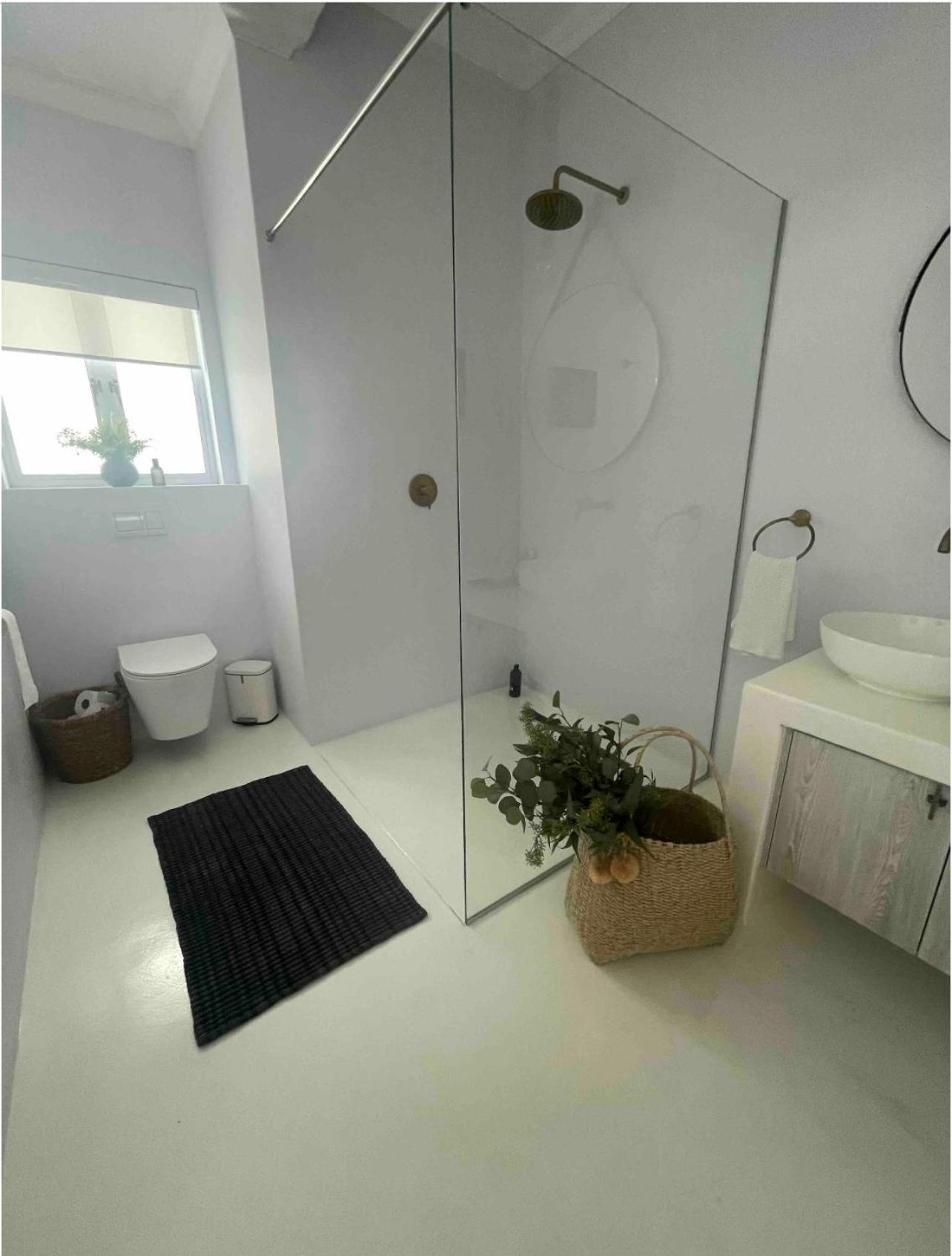 105 On Beach, Whale Room