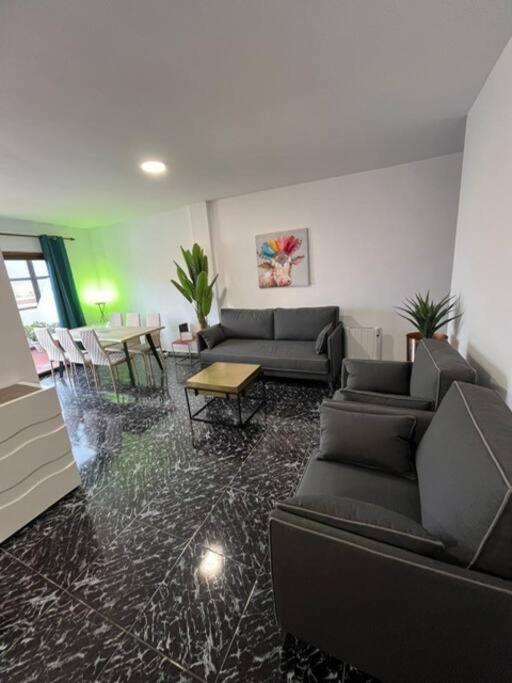 Hotel 3 dormitorios. Terraza. Bus stop - Image 1