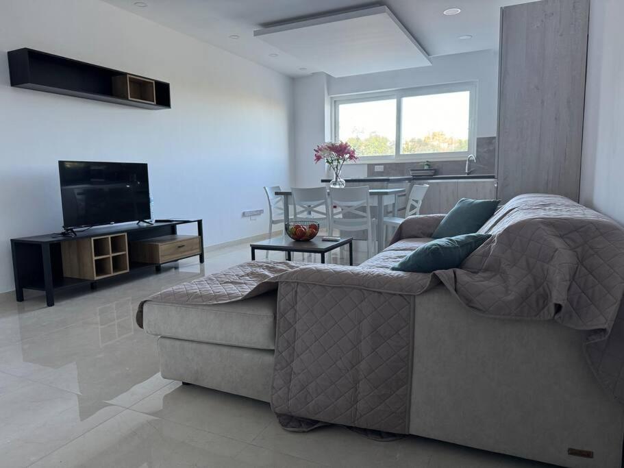 Marsaxlokk Modern Apartment, Large Backyard view 4