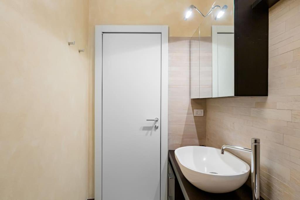 Elegant and Roomy Central Apartment