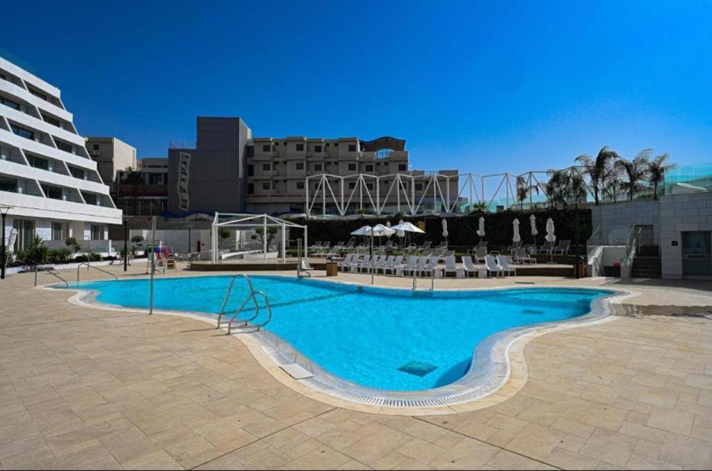 Seaside Haven-City Center Amazing Pool and Sea view