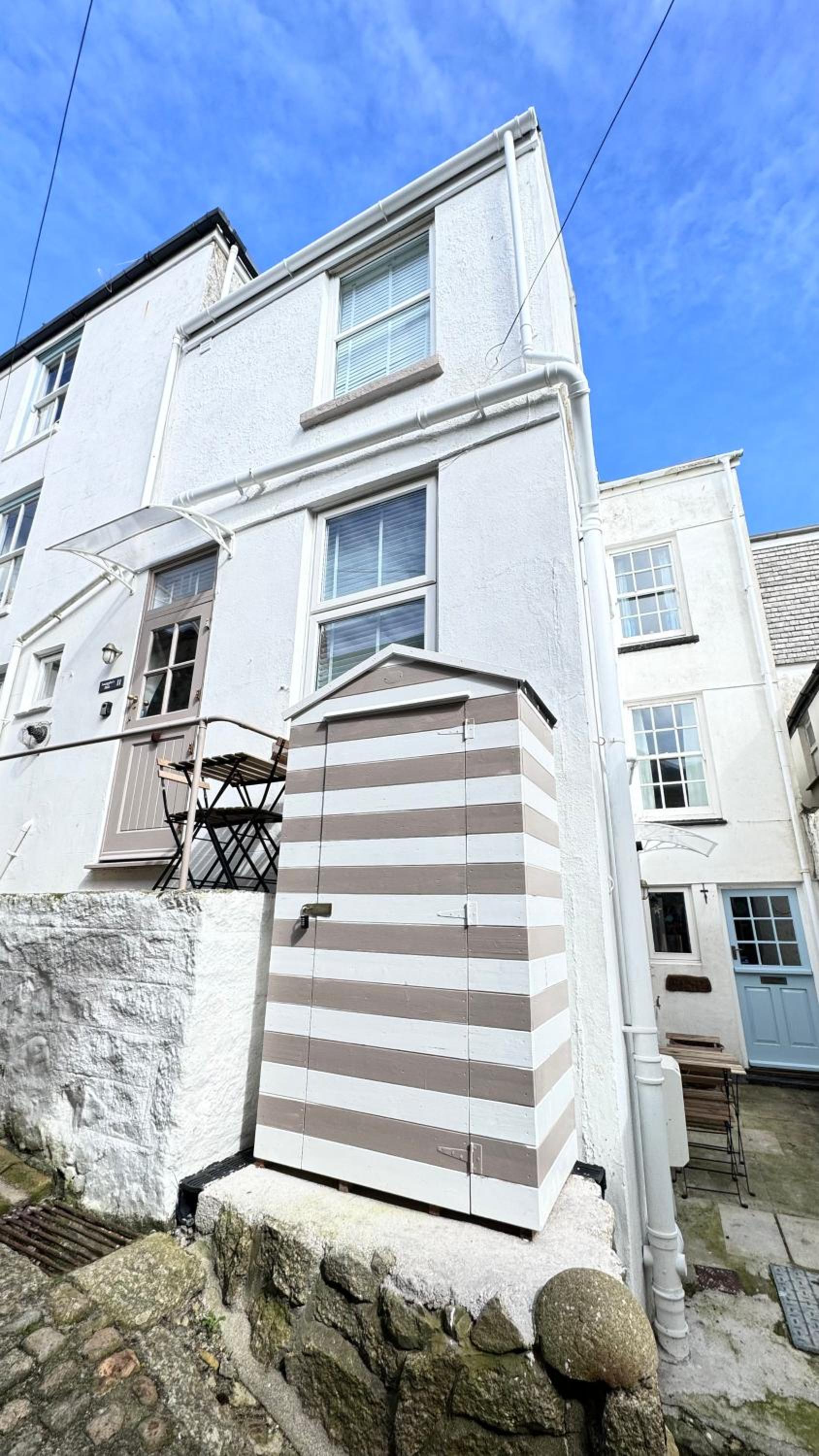 SMUGGLERS HIDE COTTAGE and separate but connecting SMUGGLERS CABIN - - In a beautifully renovated fishermans cottage - - HARBOUR VIEWS - - BEACH only 10 me, photo 37