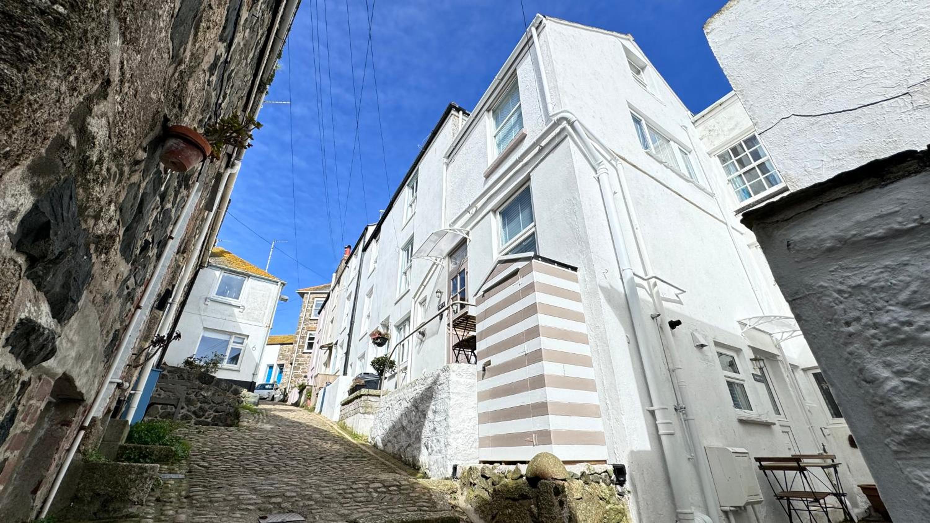 SMUGGLERS HIDE COTTAGE and separate but connecting SMUGGLERS CABIN - - In a beautifully renovated fishermans cottage - - HARBOUR VIEWS - - BEACH only 10 me, photo 35