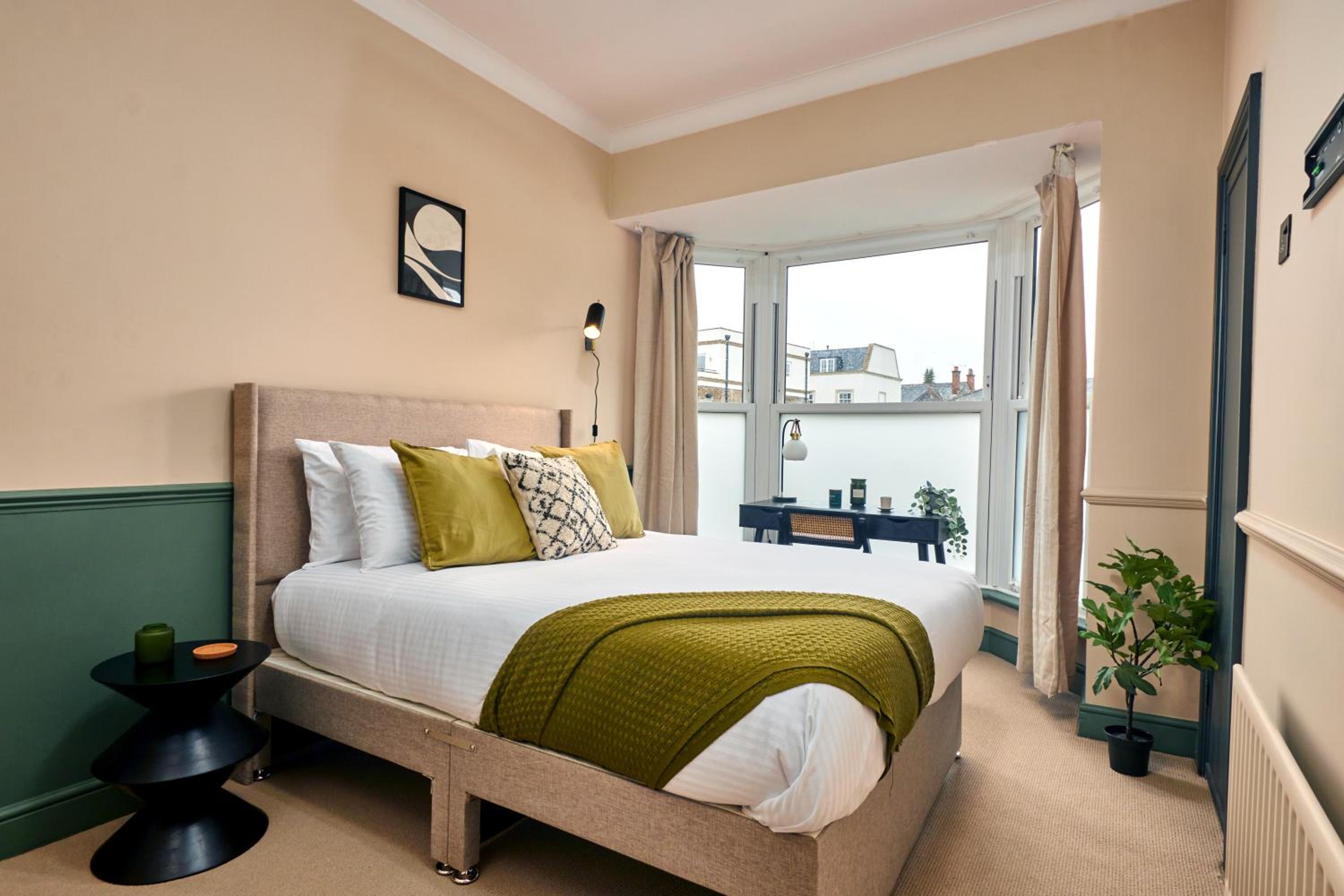 Settle in Winchester - Stylish Self Check-In Rooms view 4