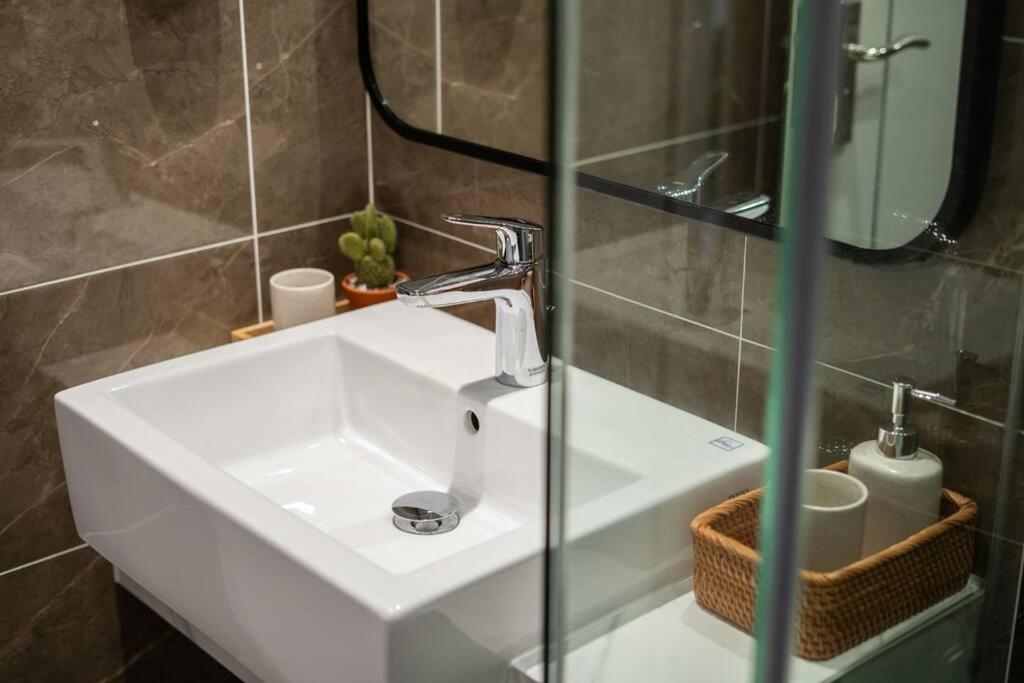 NEW_ 5 star bed, Lake view, Imperia Smart City