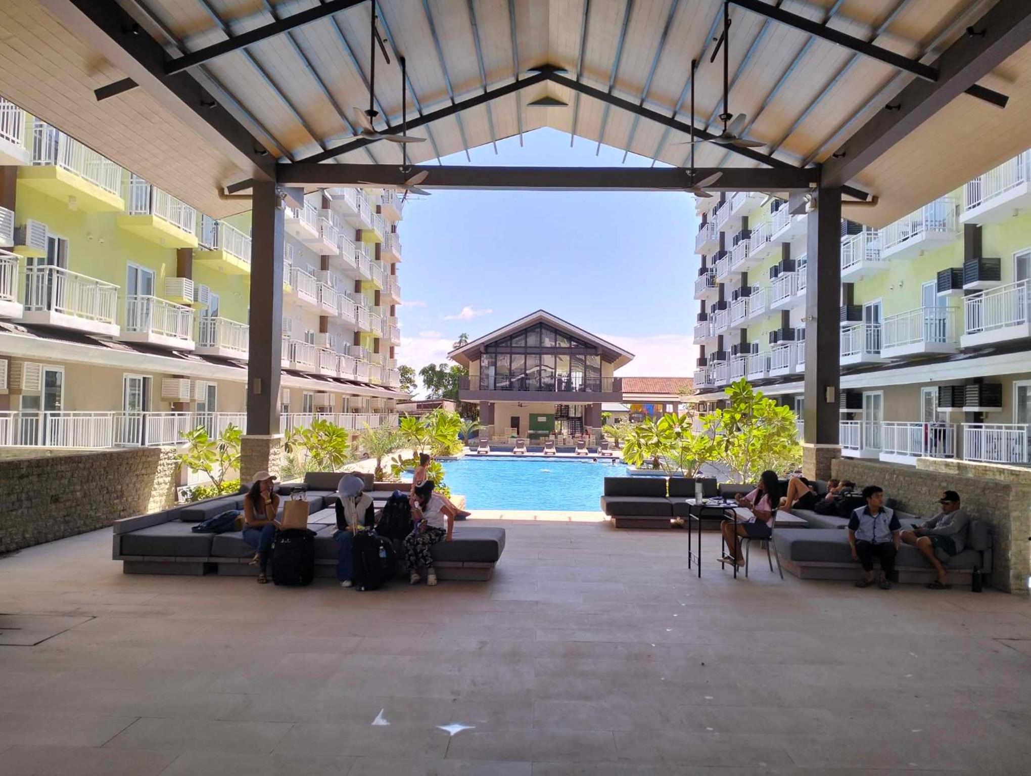 Amani Grand Residences Cebu 3-5 min to Airport Free swimming pool view 4