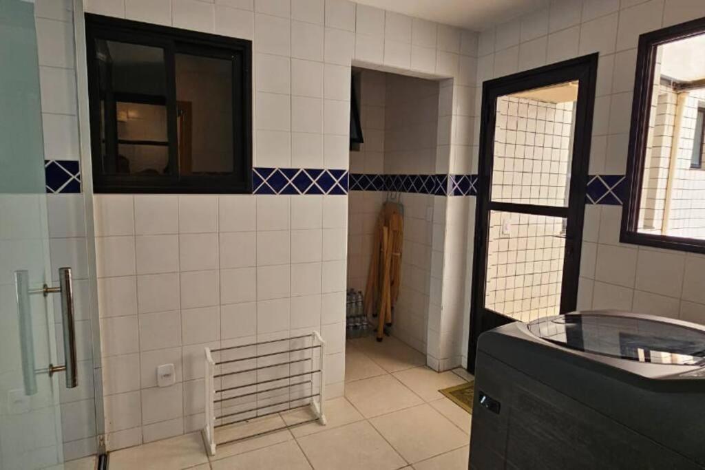 Luxo e conforto à beira-mar em canto nobre da praia