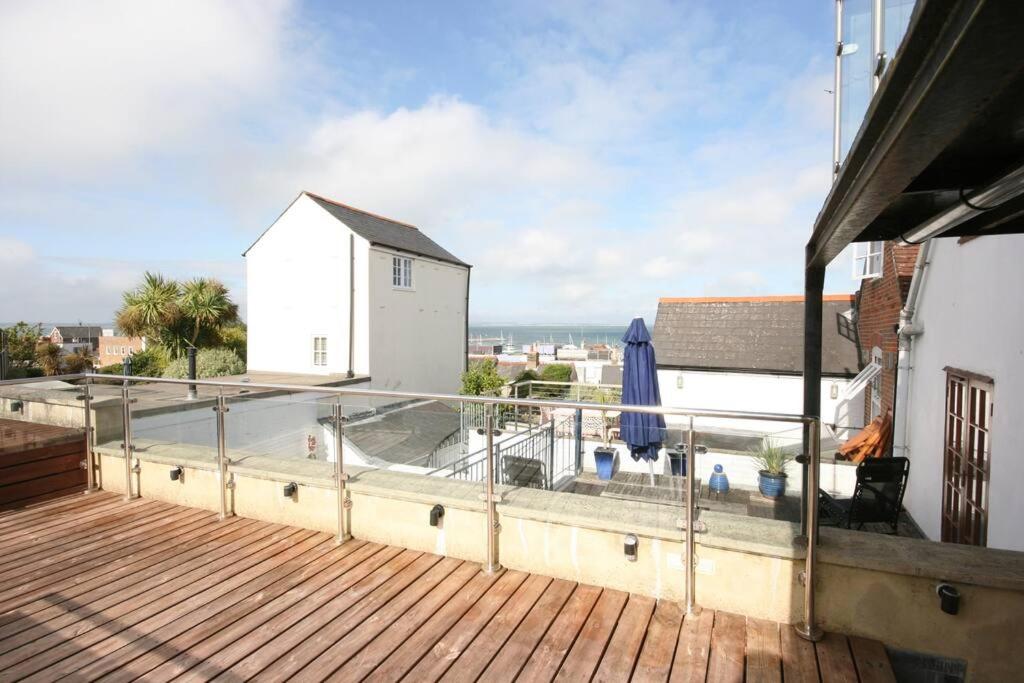 Townhouse in Cowes Old Town, terrace and sea views view 2