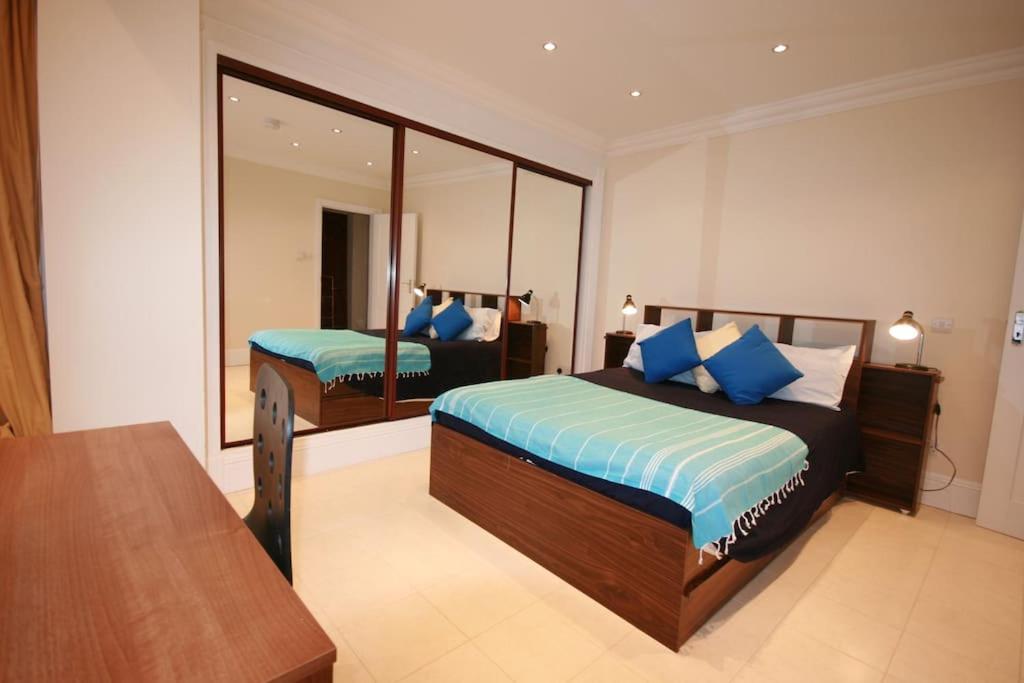 Townhouse in Cowes Old Town, terrace and sea views view 4