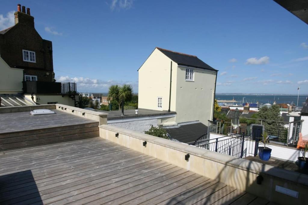 Townhouse in Cowes Old Town, terrace and sea views view 5