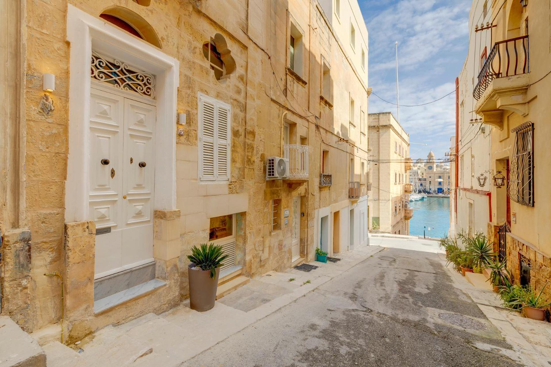 Charming Maltese Townhouse in Senglea view 4