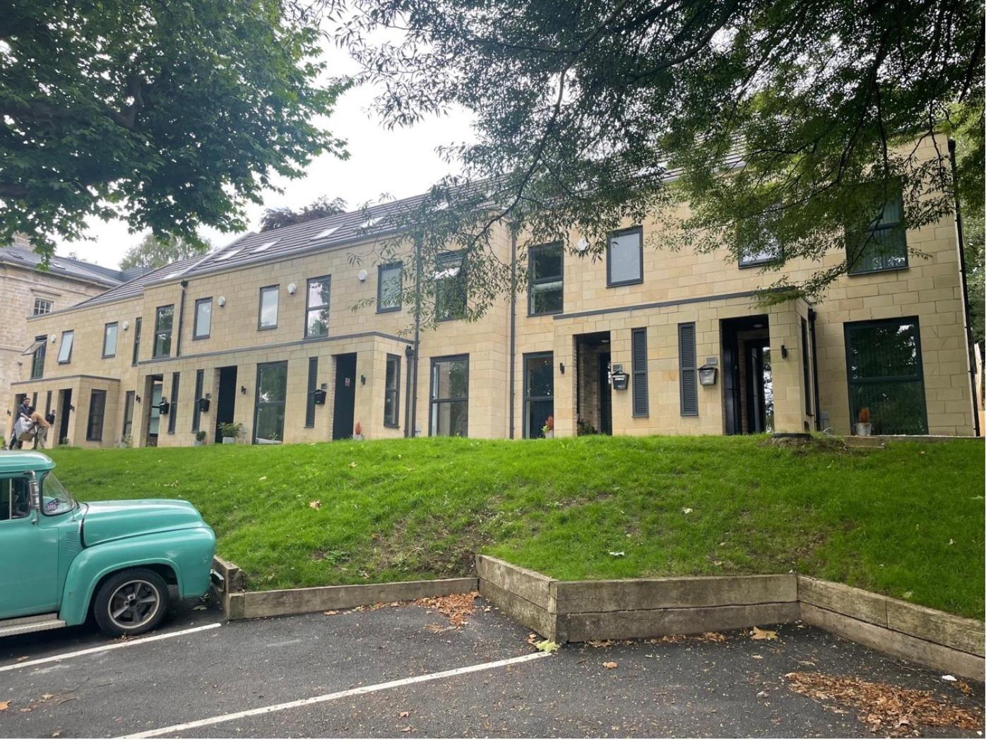 BV Comfy Spacious 3 Bedroom TownHouse At One Cliff Oak Leeds Perfect For Contractors view 2