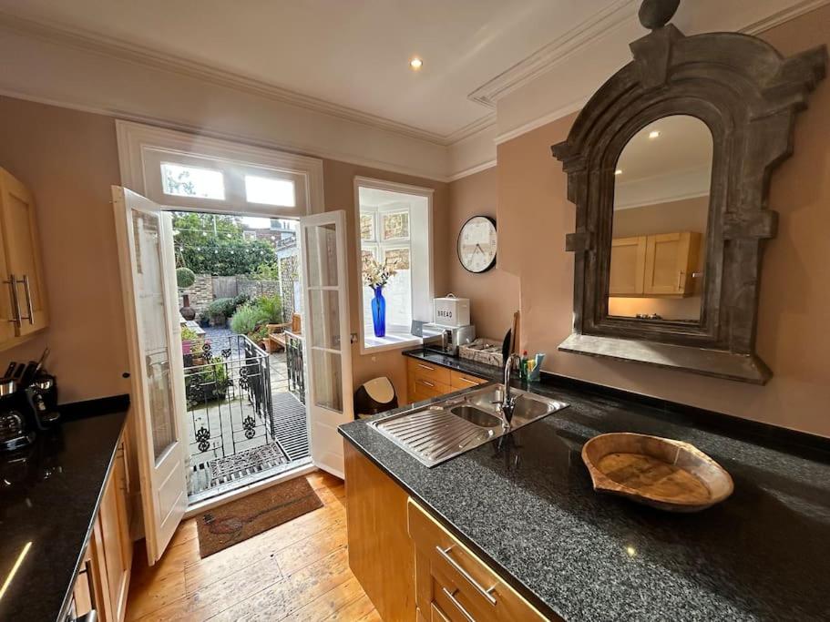 Ramsgate Retreats - Latimer House, boutique seaside holiday home for large families, groups, golf