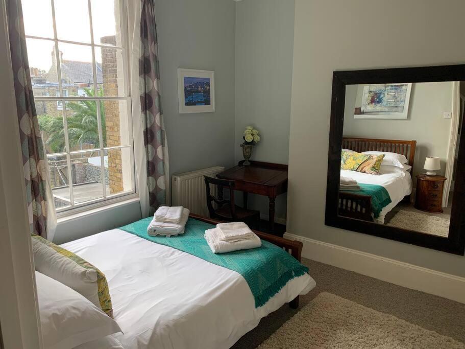 Ramsgate Retreats - Latimer House, boutique seaside holiday home for large families, groups, golf