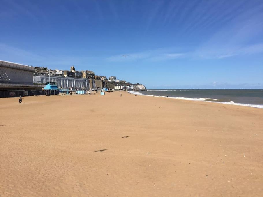 Ramsgate Retreats - Latimer House, boutique seaside holiday home for large families, groups, golf