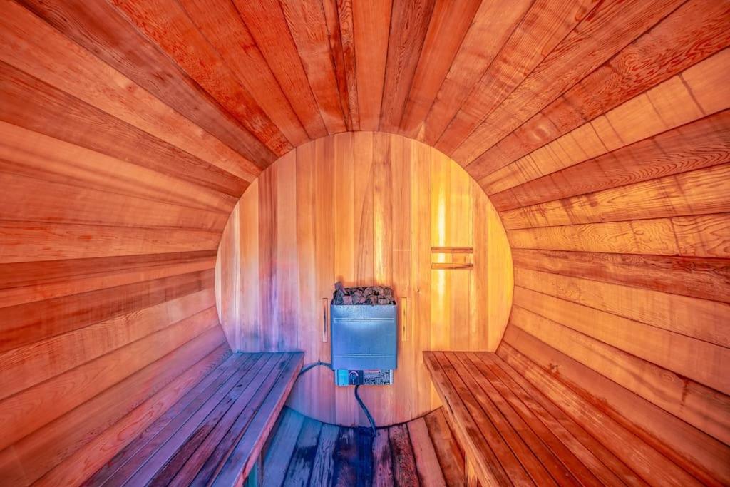 Bee Private Hot Tub Sauna Ski, Snowshoes