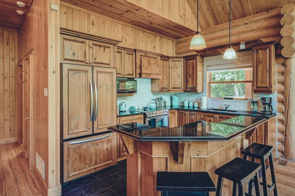Bee Private Hot Tub Sauna Ski, Snowshoes