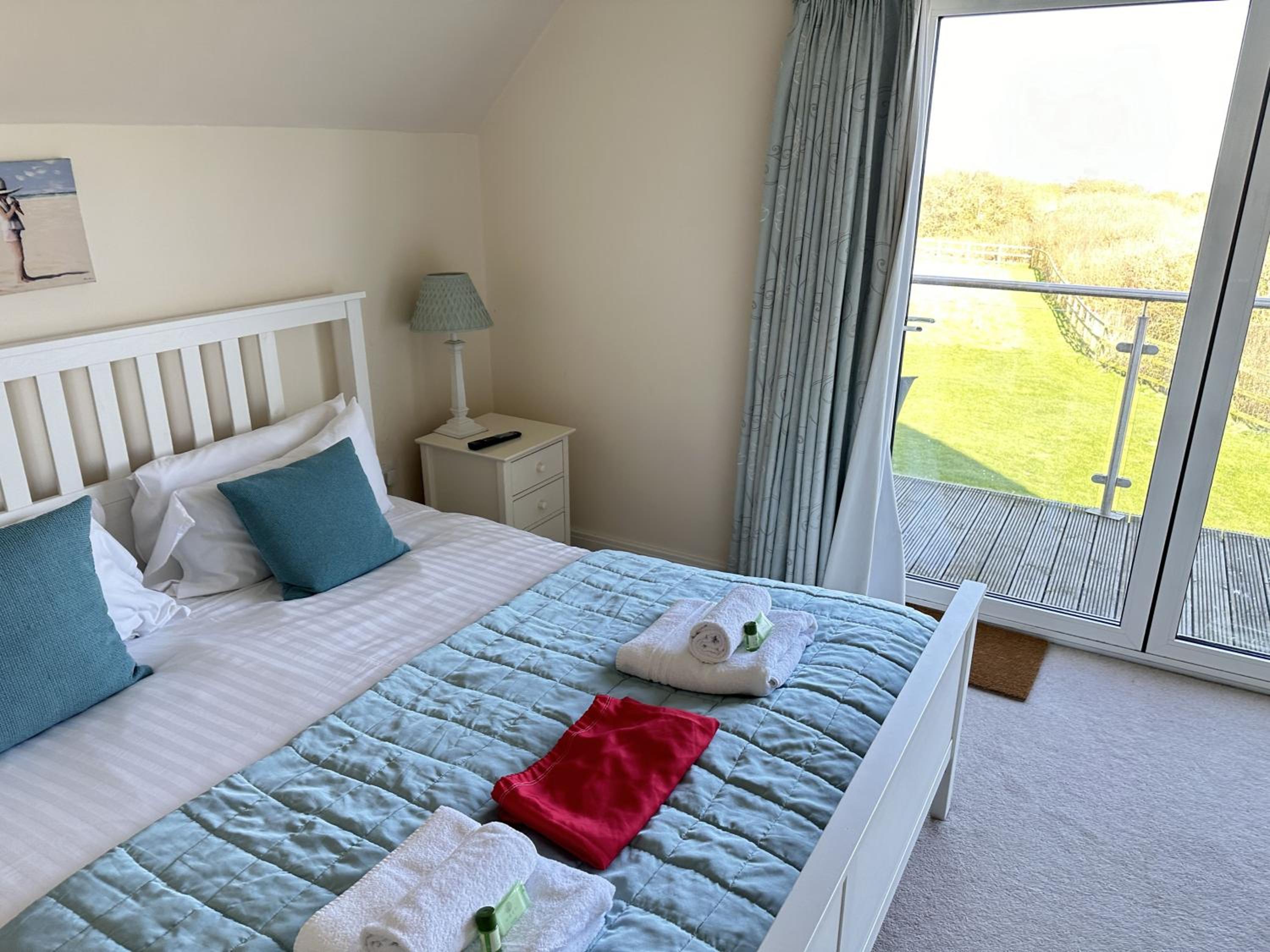 Sunrise View - Balcony and Seaview - Part of the The Bay Filey Holiday Village with pool, gym and direct beach access, pub, restaurant, tennis and meadows