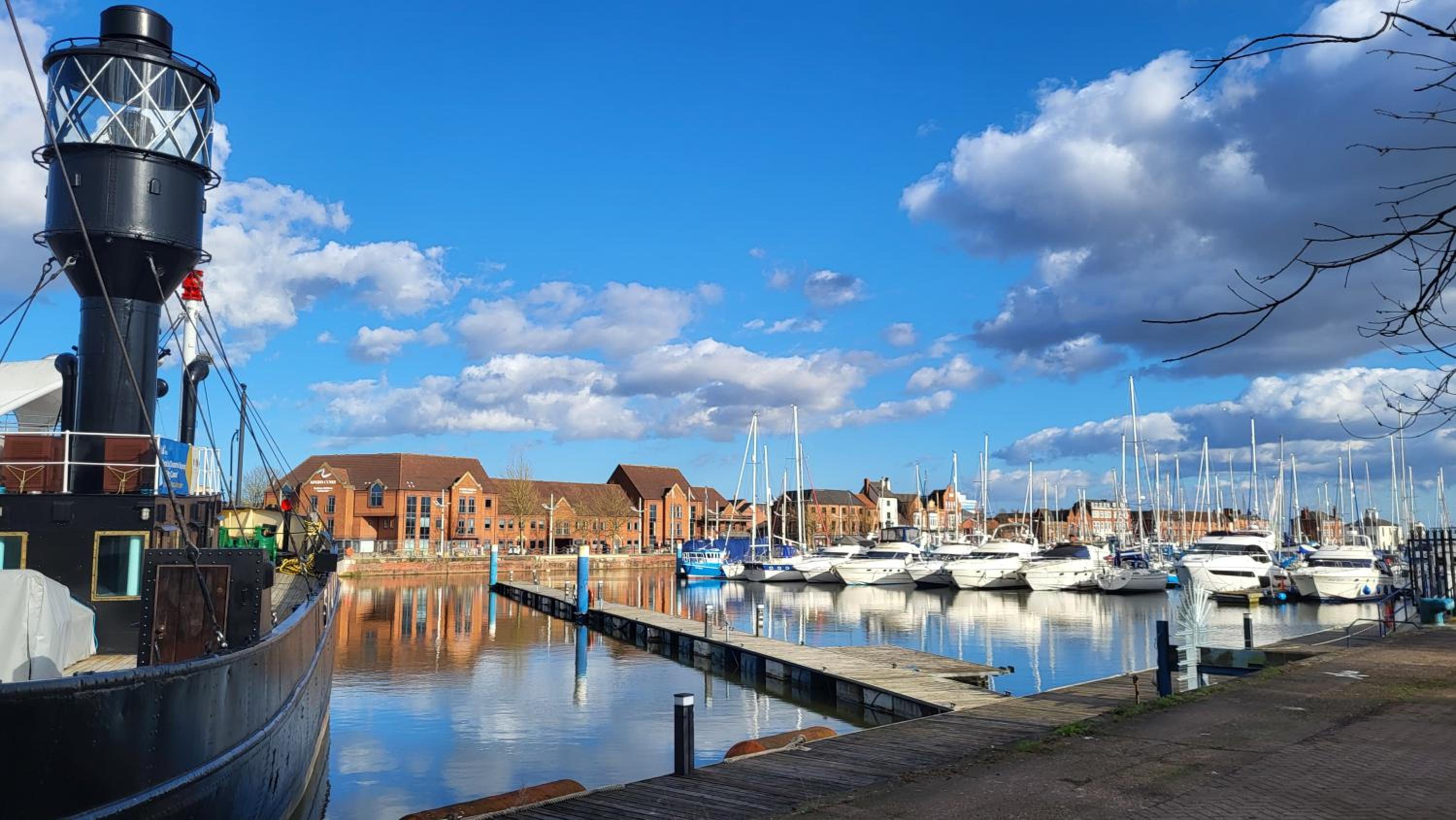 Peaceful Waterfront Apartment, Private Parking, Hull Marina view 3