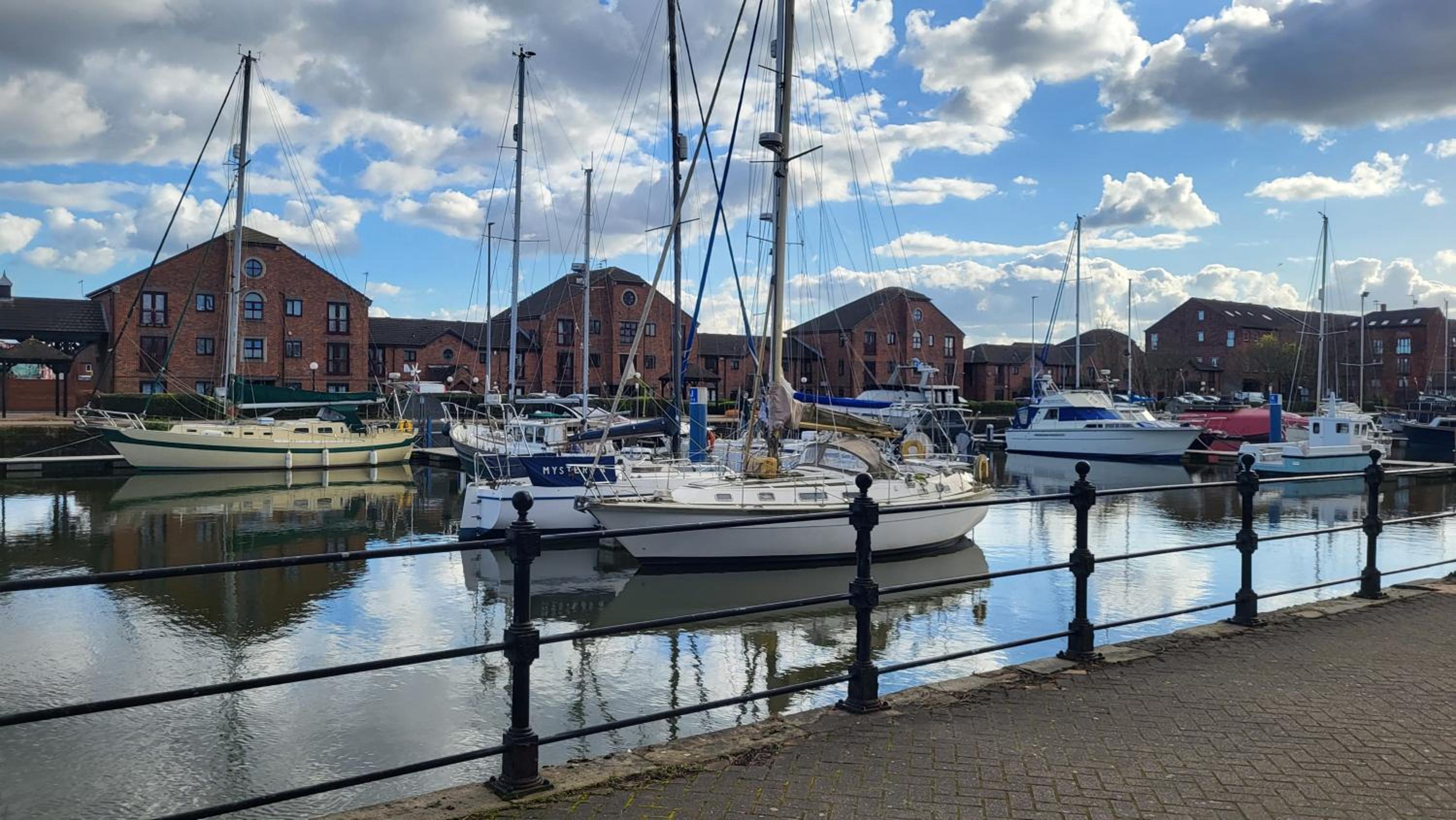 Peaceful Waterfront Apartment, Private Parking, Hull Marina view 4