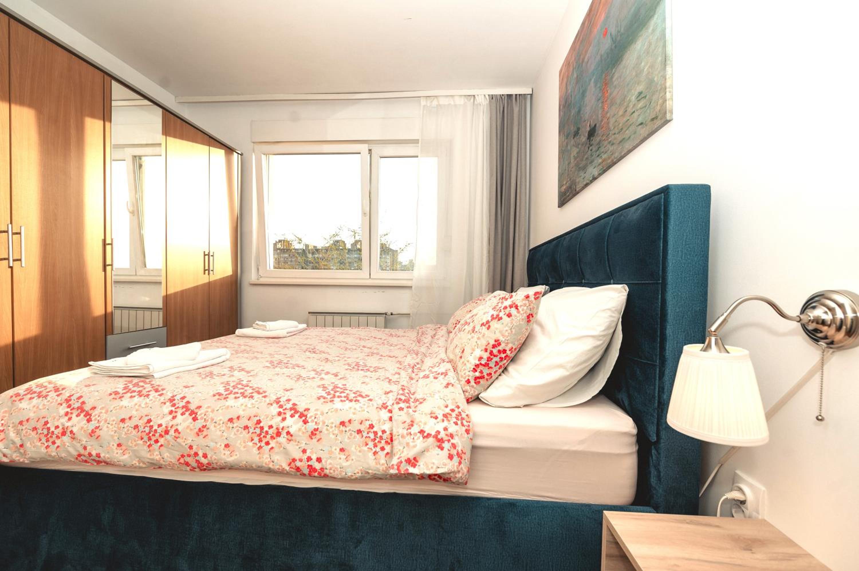 Lux/Boutique Apt at Stark Arena view 2