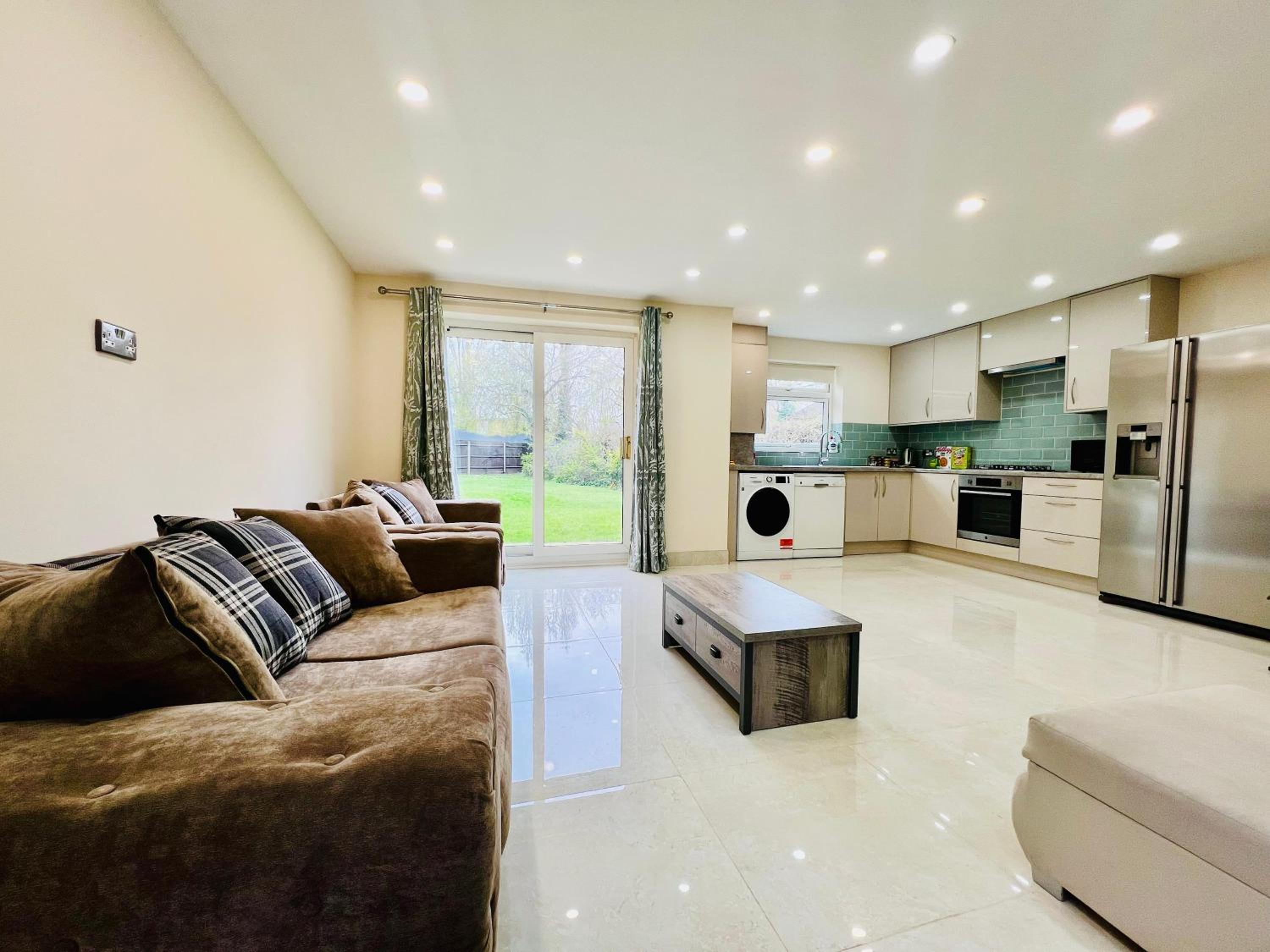 2 Bedroom Flat or Appartment near Heathrow with Garden view 2