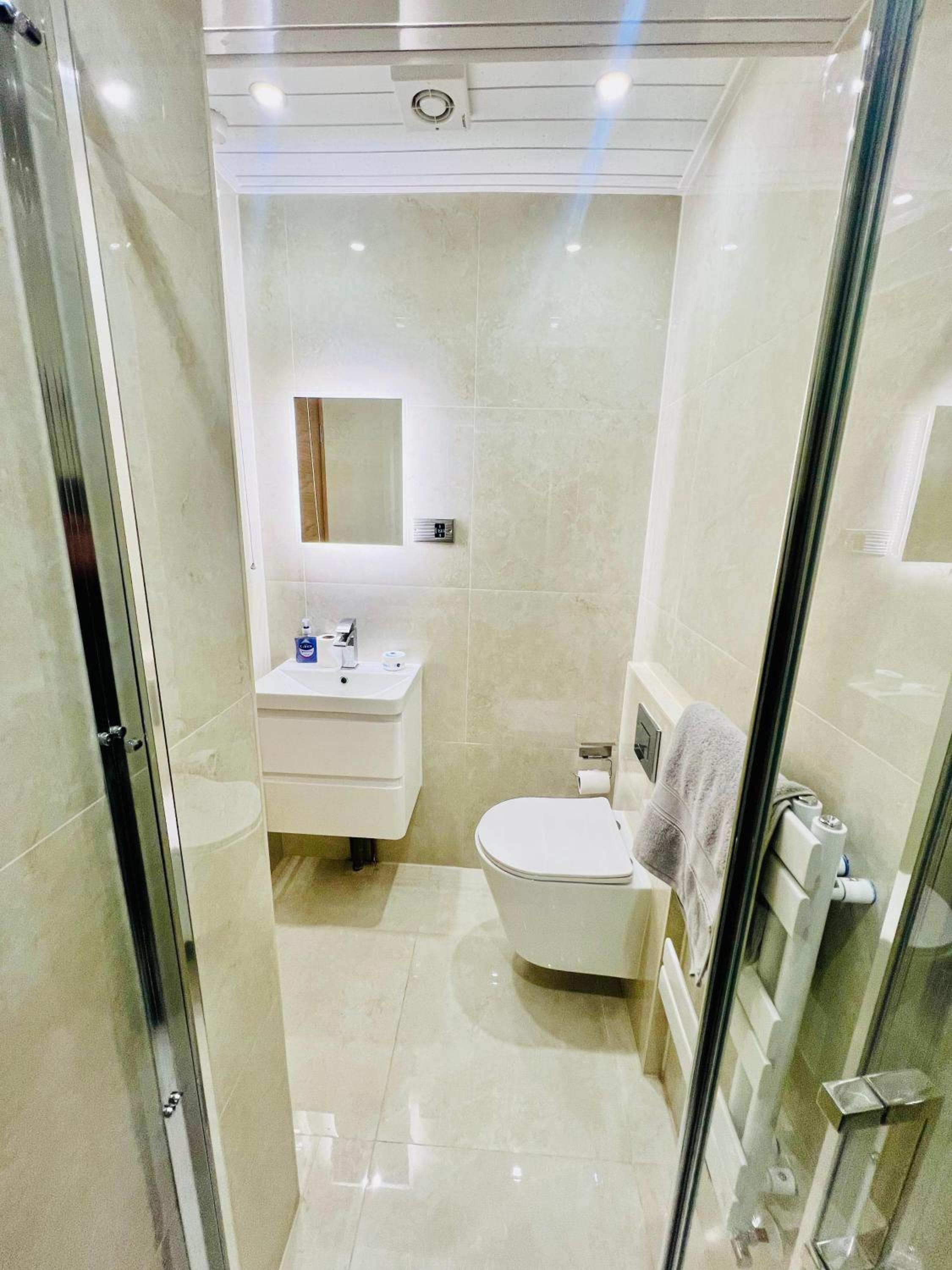 2 Bedroom Flat or Appartment near Heathrow with Garden view 4