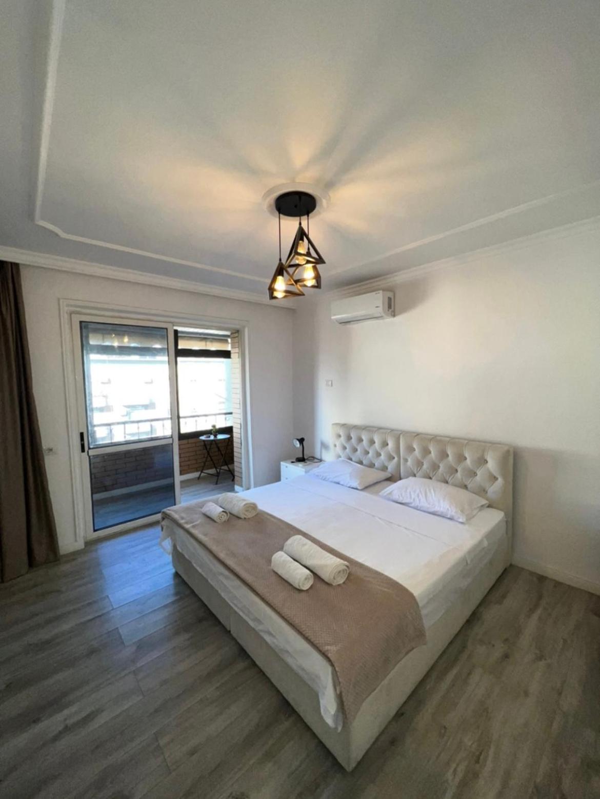 Tirana,Studio