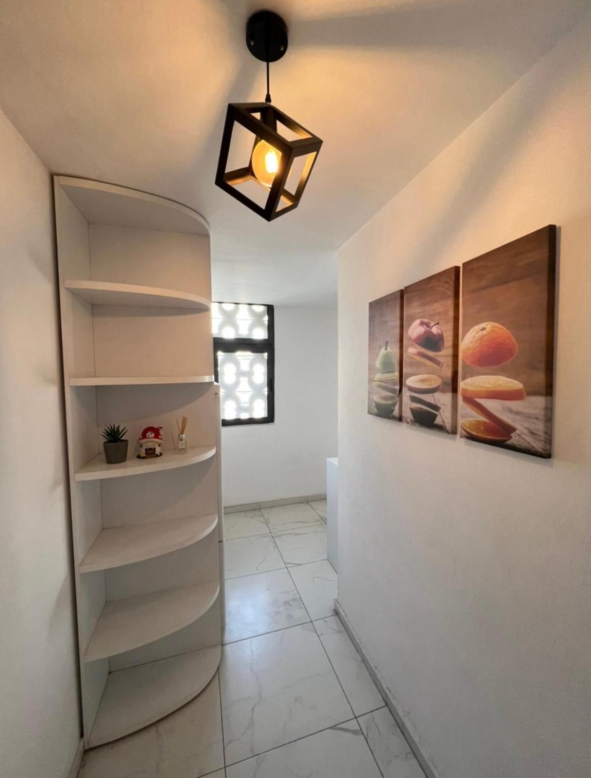 Tirana,Studio