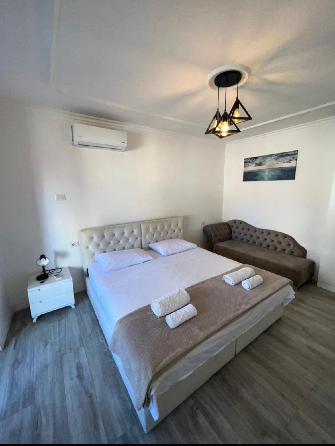 Tirana,Studio