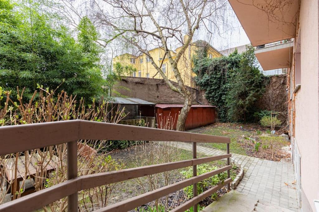 Central Serenity: Urban Garden Retreat view 2
