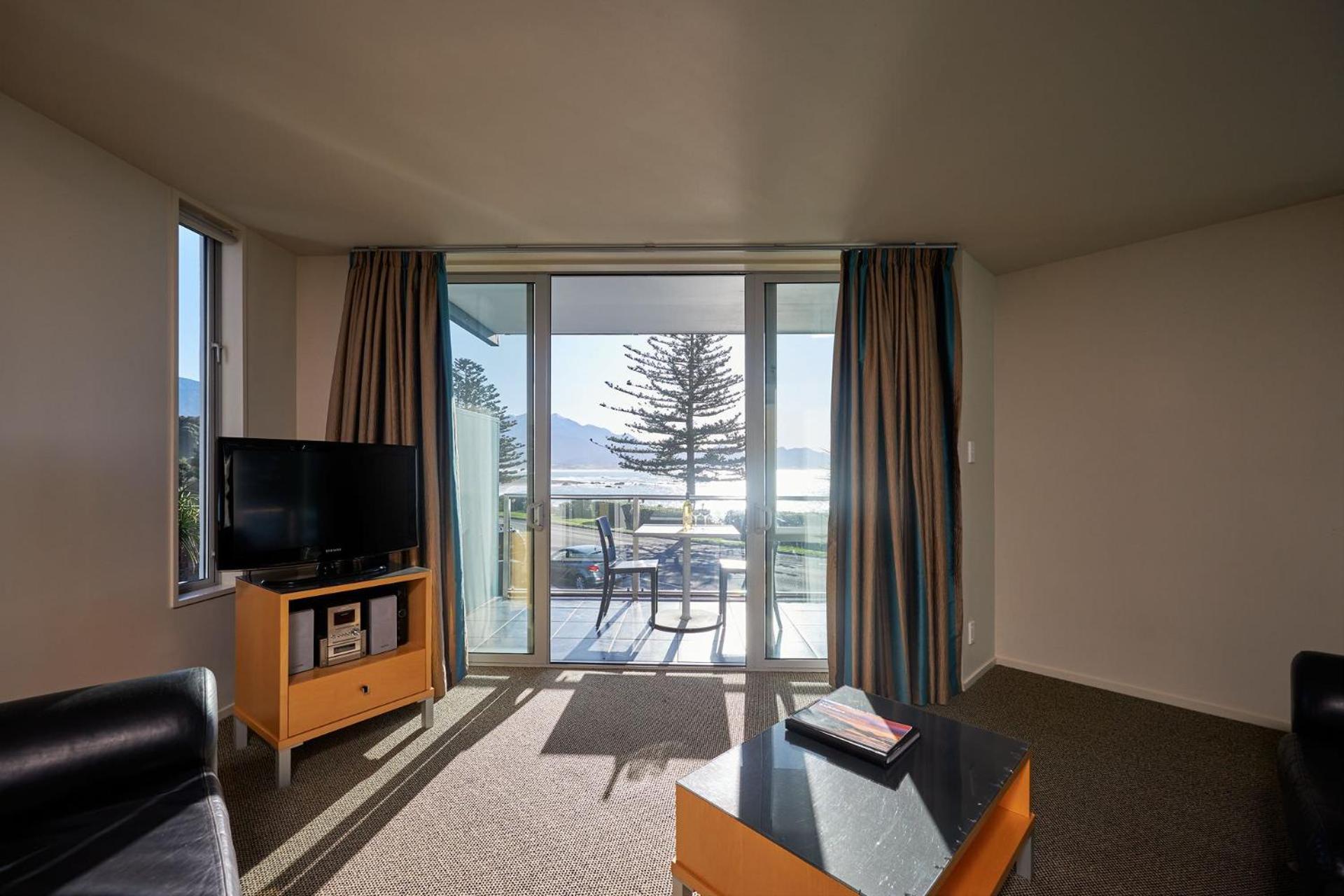 Waves on Esplanade - Kaikoura Waterfront Apartment view 2