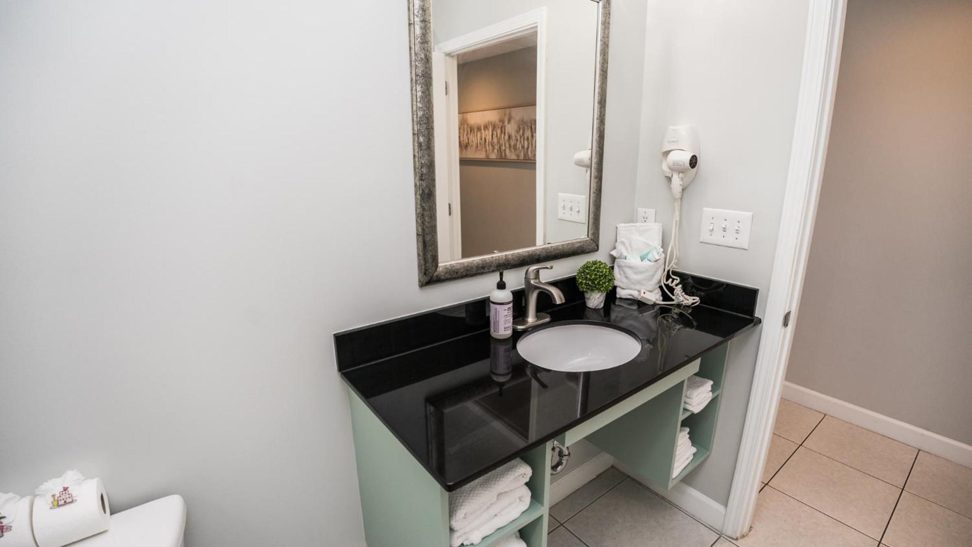 Low Floor, beautiful ocean views condo