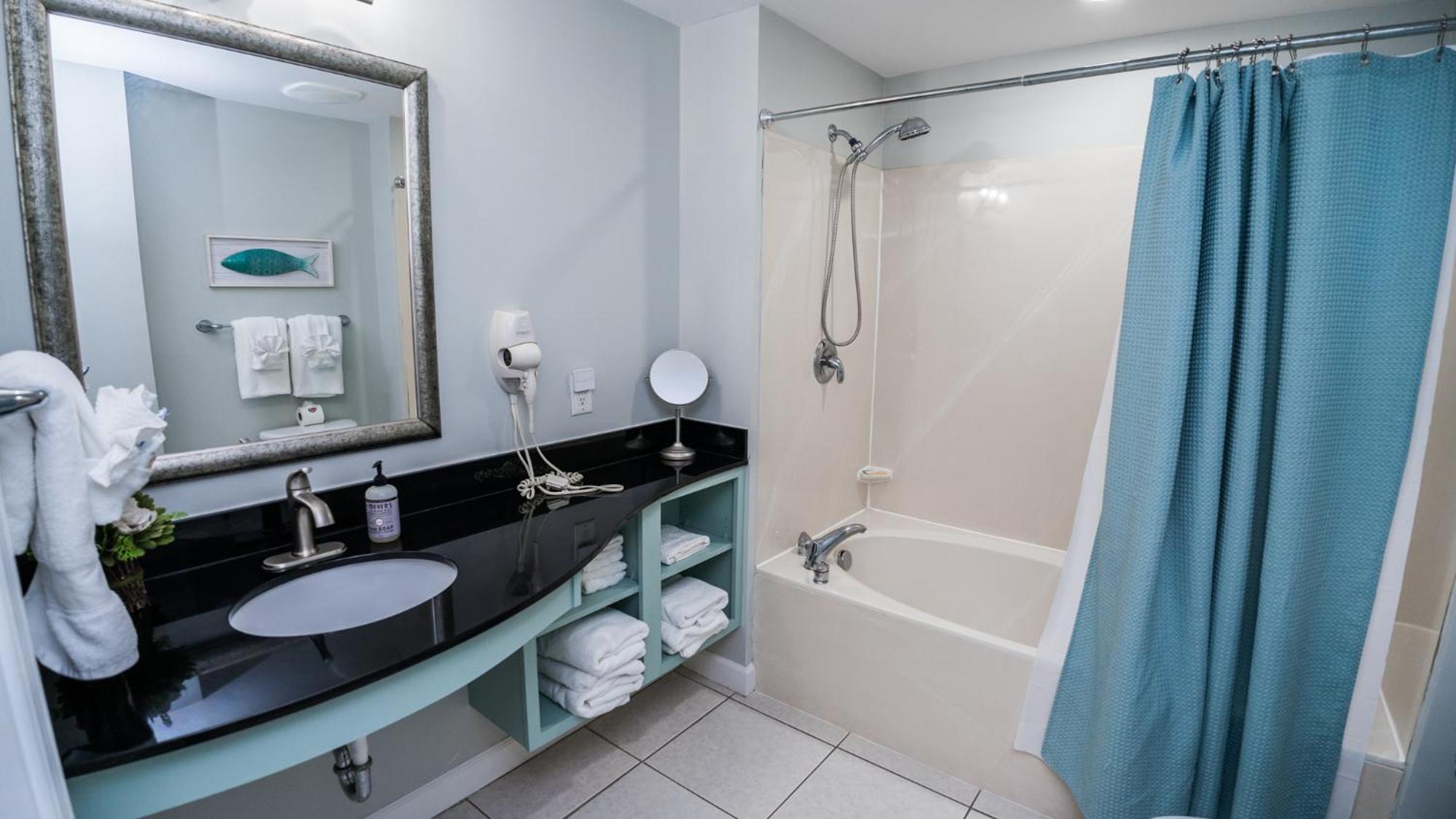 Low Floor, beautiful ocean views condo