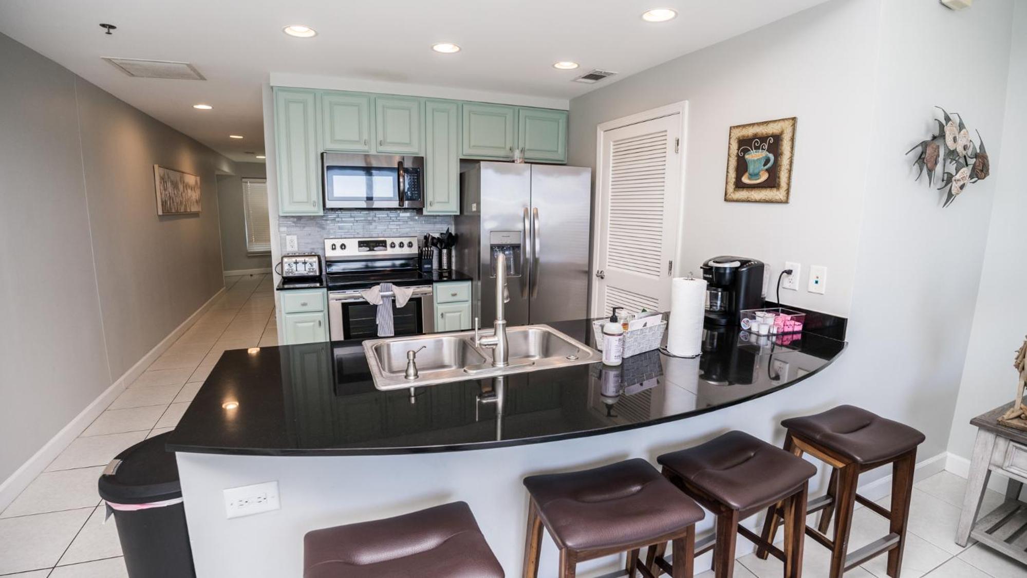 Low Floor, beautiful ocean views condo
