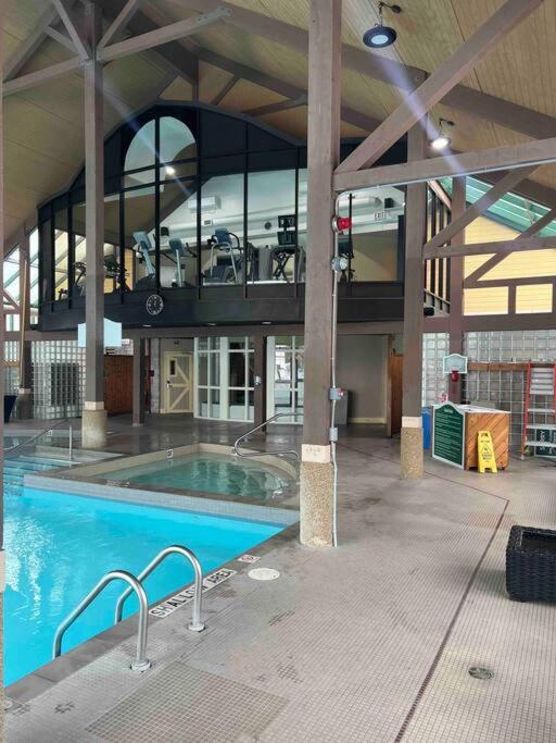 Valley Vista Retreat - Luxe Studio - Top Floor Serenity - Romantic Getaway - Heated Pool Haven