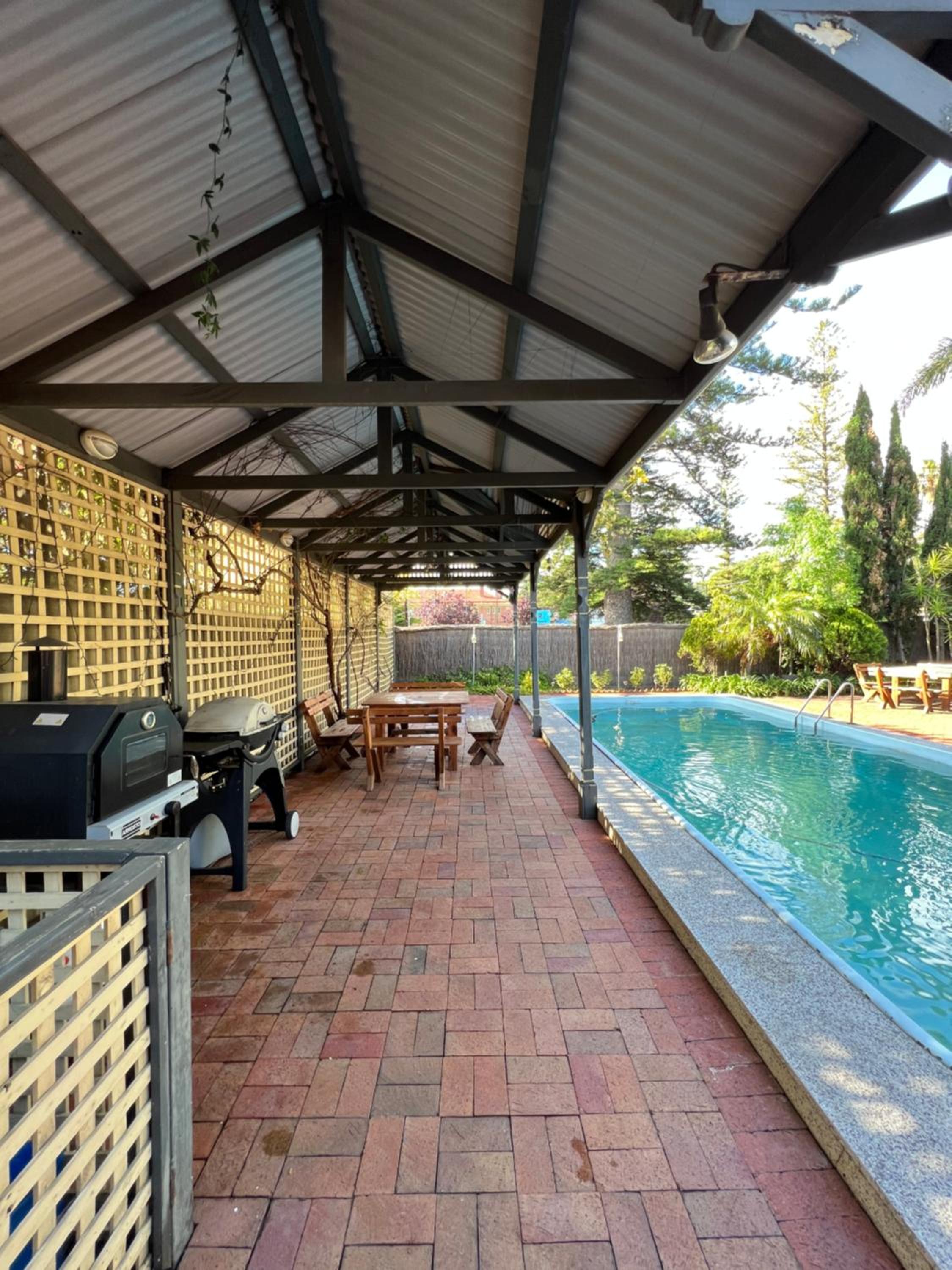 The Red Door: Expansive Home/Pool/4 BR w Ensuites