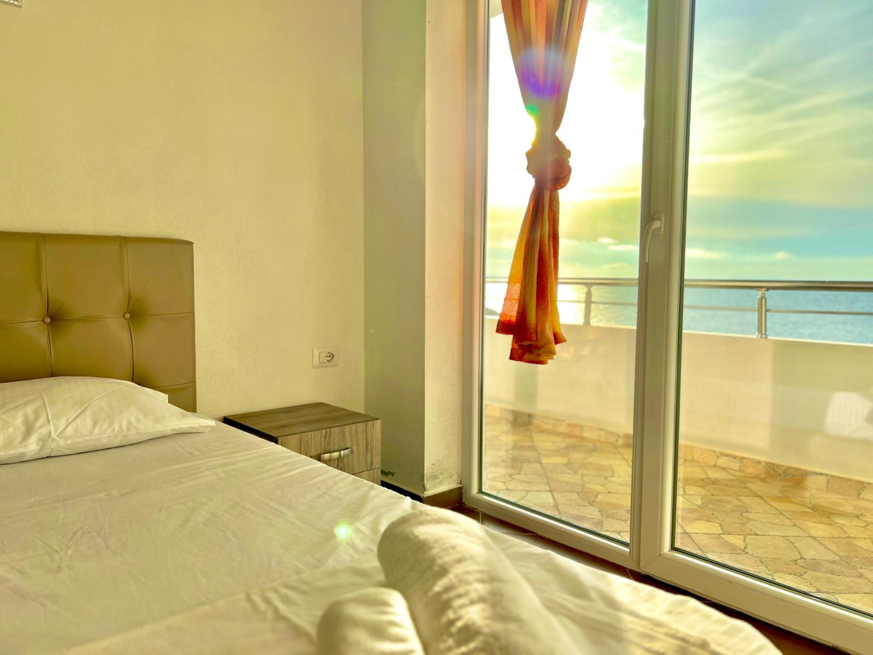 Redi's Seaview Apartments